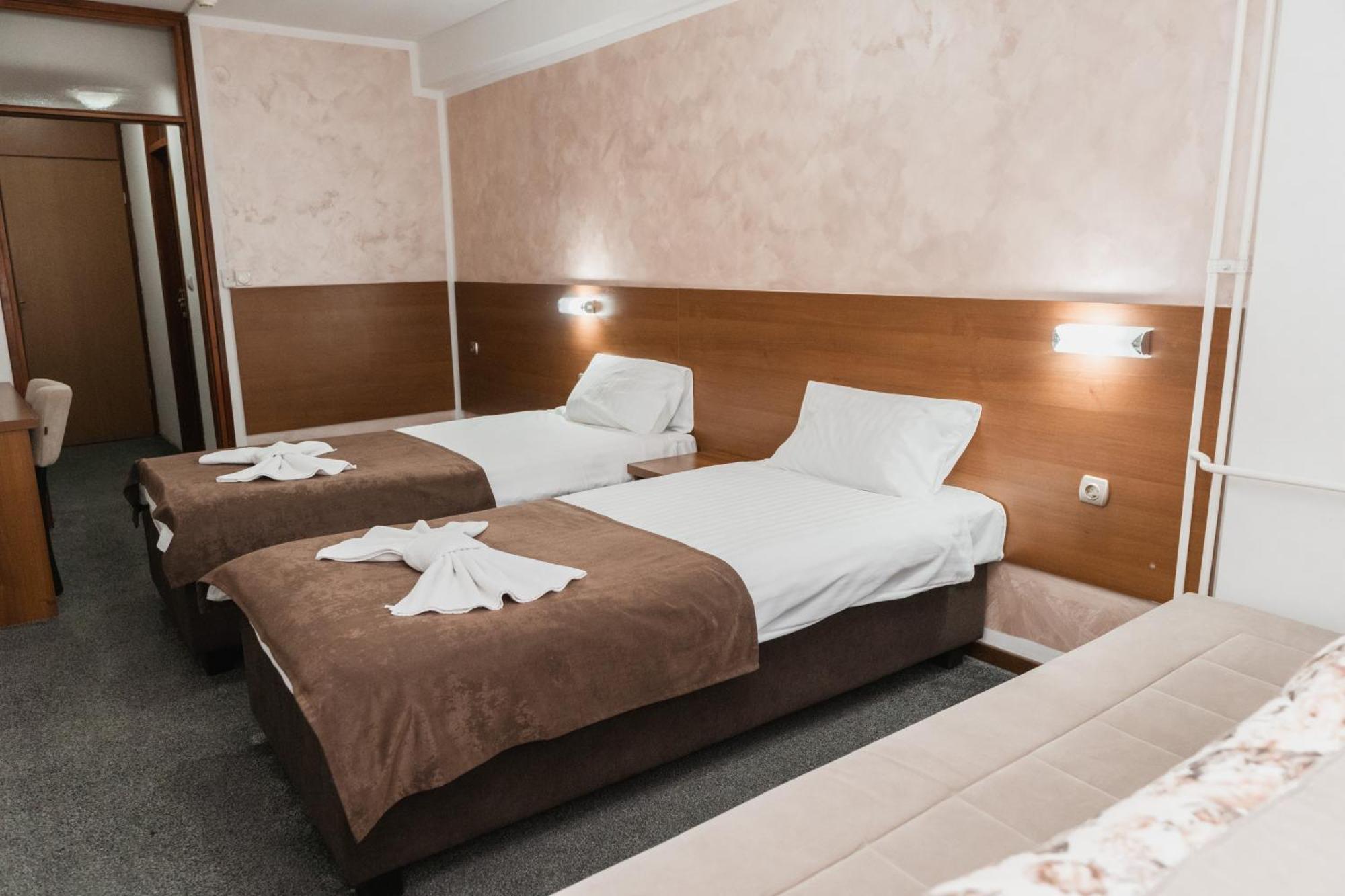 Hotel Damis Pale Exteriör bild